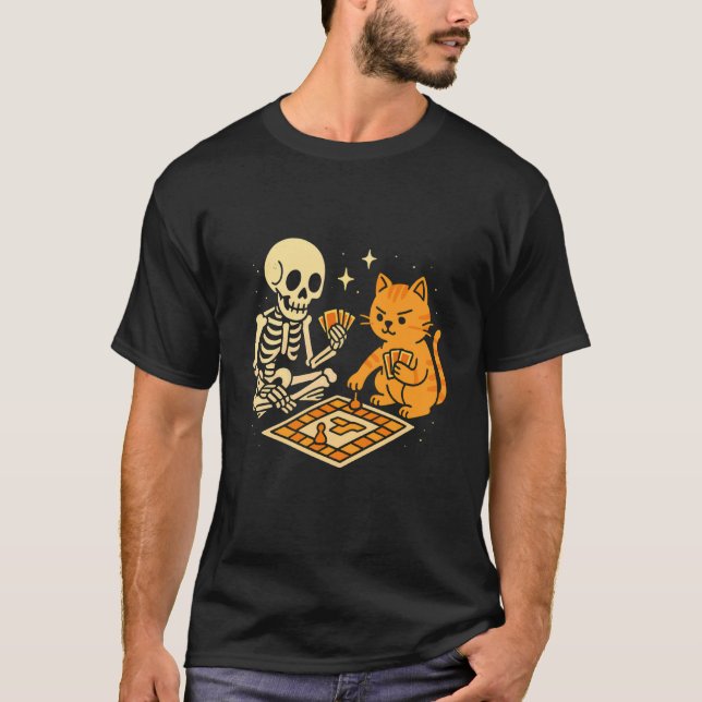 Camiseta Esqueleto e Gato Jogando Jogo de Tabuleiro (Frente)