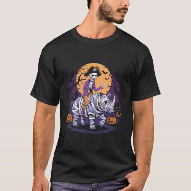 Camiseta Esqueleto pirata montando uma múmia de rinoceronte (Frente)