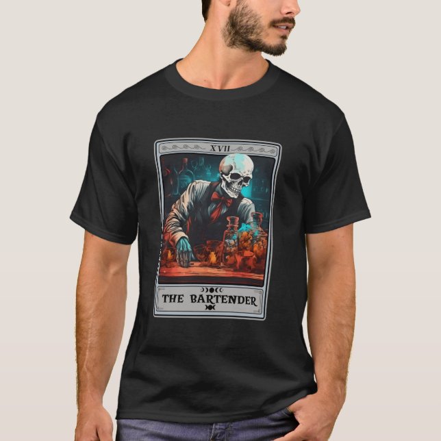 Camiseta Esqueleto Retroativo O Bartender Tarot Card Hallow (Frente)