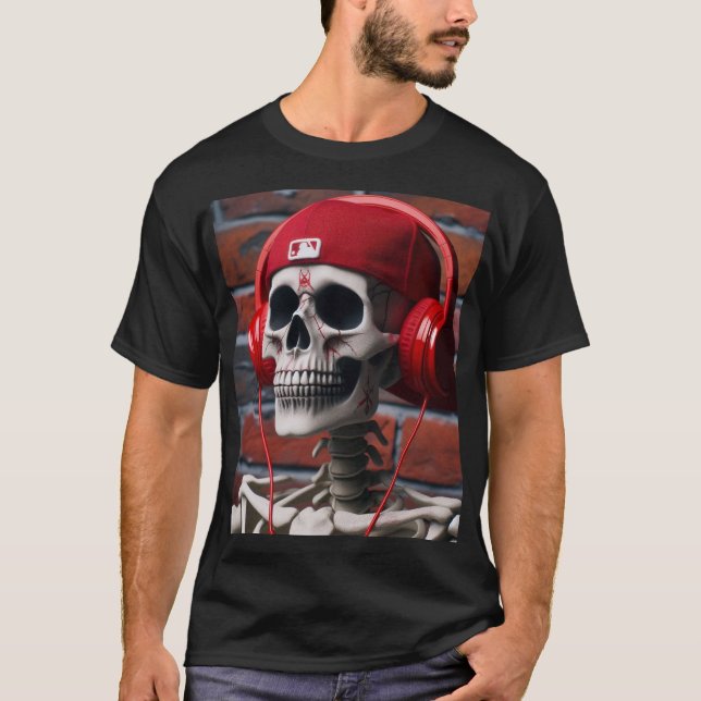 Camiseta Esqueleto T SHIRT vestindo um boné vermelho de bas (Frente)