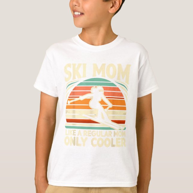 Camiseta Esquiar Mamãe Como Uma Mãe Normal Só Esquiar Mais  (Frente)