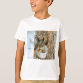 Camiseta Esquilo bonito numa paisagem de inverno