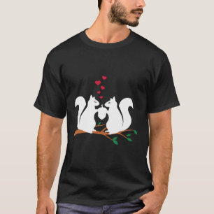 Camiseta Esquilos Apaixonados Compartilhando Corações Verme