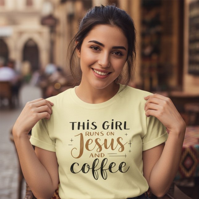 Camiseta Essa garota corre em Jesus e café cristão (Criador carregado)