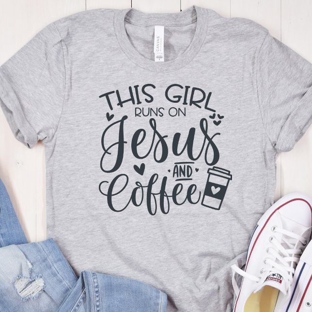 Camiseta Essa garota corre em Jesus e café cristão (This Girl Runs On Jesus and Coffee Women's  Heather Grey T-Shirt)