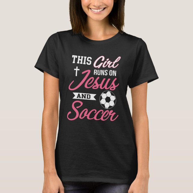 Camiseta Essa garota corre em Jesus e futebol T- por (Frente)