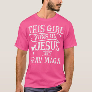 Camiseta Essa garota corre por Jesus e Krav Maga