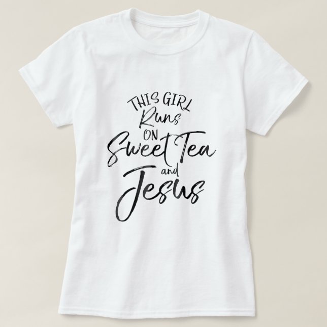 Camiseta Essa garota corre sobre chá doce e Cristo de camis (Frente do Design)