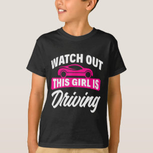 Camiseta Essa Garota Está Dirigindo Nova Carteira de Motori