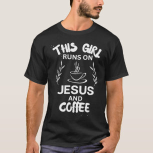 Camiseta Essa Garota Funciona Com Jesus E Café Hoodie Cujo