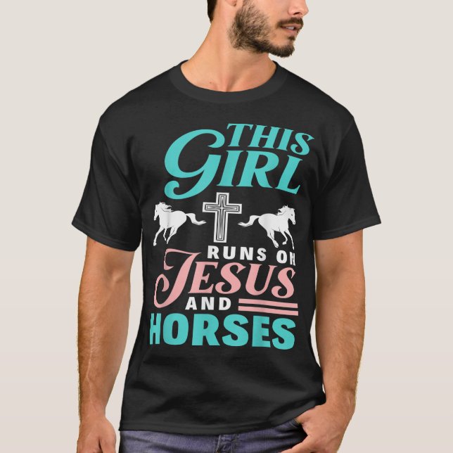 Camiseta Essa Garota Funciona Com Jesus E Cavalos Sobrevive (Frente)