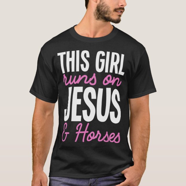 Camiseta Essa Garota Funciona Com Jesus E Cavalos, Uma Meni (Frente)