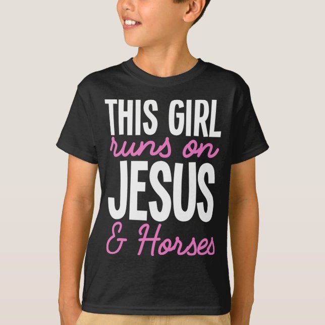 Camiseta Essa Garota Funciona Com Jesus E Cavalos, Uma Meni (Frente)