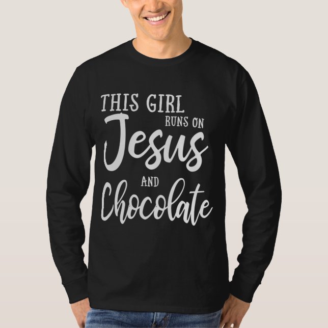 Camiseta Essa Garota Funciona Com Jesus E Chocolate Christi (Frente)