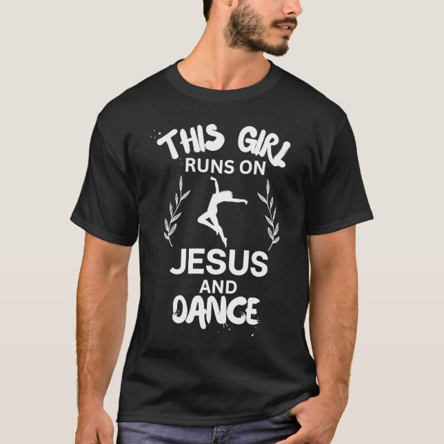Camiseta Essa Garota Funciona Com Jesus E Dança Hoodie Jesu (Frente)