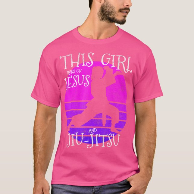 Camiseta Essa Garota Funciona Com Jesus E Jiu Jitsu (Frente)