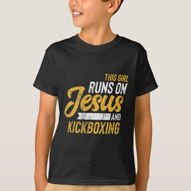 Camiseta Essa Garota Funciona Com Jesus E Kickboxing  (Frente)