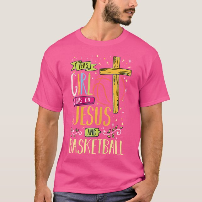 Camiseta Essa Garota Funciona Com Jesus E O Basquete Cristã (Frente)