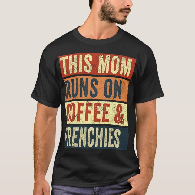 Camiseta Essa Mãe Funciona Com Café E Amante De Cachorro Fr (Frente)