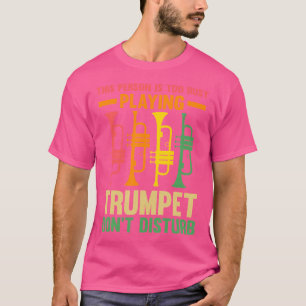 Camiseta Essa Pessoa Está Muito Ocupada Jogando Trompetes D