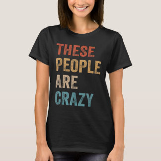 Camiseta Essas Pessoas São Loucas Dizendo