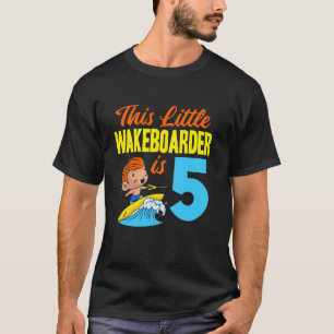 Camiseta Esse pequeno praticante de wakeboard tem 5 anos de