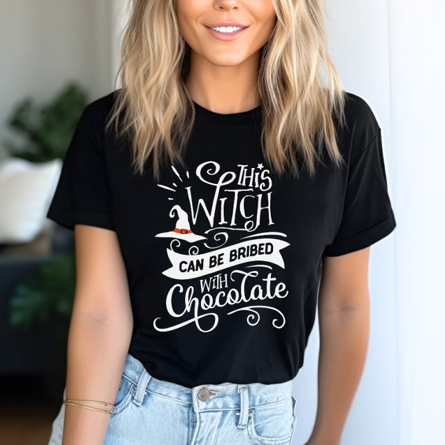Camiseta Esta Bruxa Pode Ser Dia de as Bruxas engraçado (Sweeten the deal with a little magic! This shirt's perfect for chocolate-loving witches like you!)