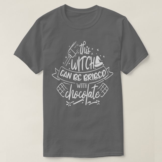 Camiseta Esta Bruxa pode ser subornada com Chocolate (Frente do Design)