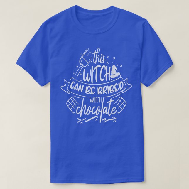 Camiseta Esta Bruxa pode ser subornada com Chocolate (Frente do Design)