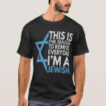 Camiseta Esta é a estação para lembrar a todos que sou jude<br><div class="desc">chanukah, menorah, hanukkah, dreidel, jedesejo, Chrismukkah, feriado, christmas, sufganiyot</div>