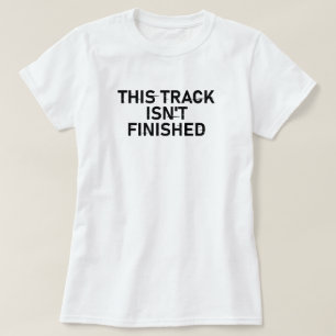 Camiseta Esta faixa não está terminada - Design de texto br