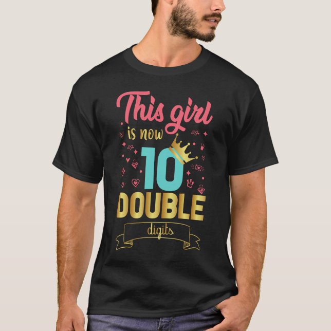 Camiseta Esta Garota Agora Tem 10 Dígitos Duplos (Frente)