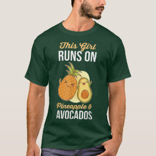 Camiseta Esta garota corre em Pineapple e Avocados