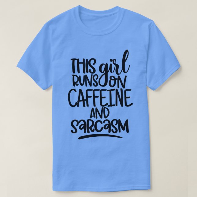 Camiseta Esta garota dirige no Cafeine e no Sarcasmo C (Frente do Design)