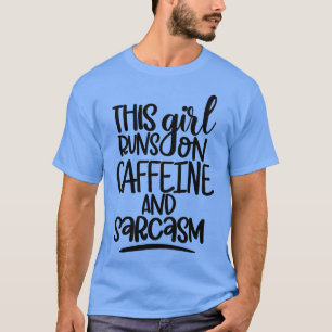 Camiseta Esta garota dirige no Cafeine e no Sarcasmo C