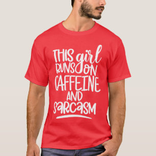 Camiseta Esta garota dirige no Cafeine e no Sarcasmo C