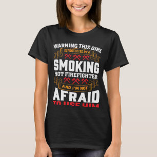 Camiseta Esta Garota É Protegida Por Uma Garota Bombeira Qu