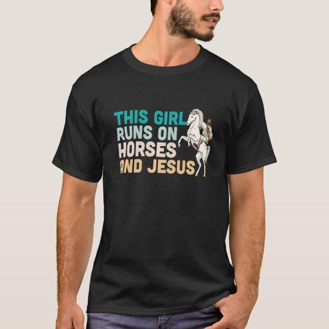 Camiseta Esta Garota Funciona Com Cavalos E Jesus Cristo Eq (Frente)