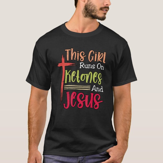 Camiseta Esta Garota Funciona Com Cetonas E Jesus Dieta Ket (Frente)