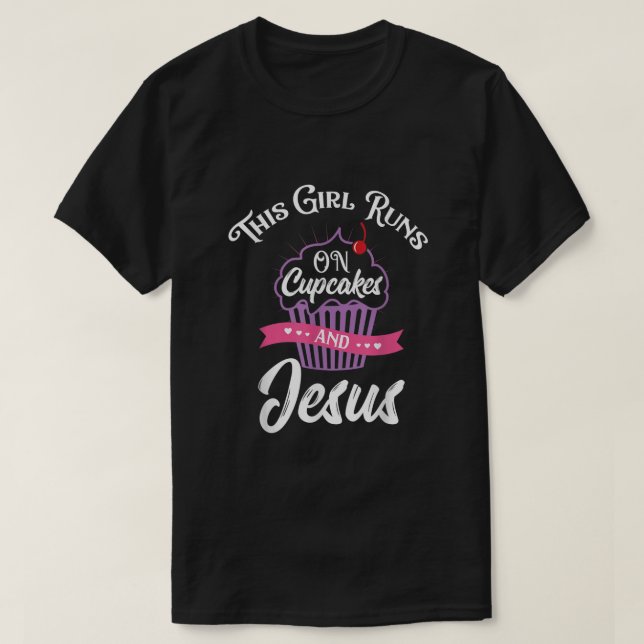 Camiseta Esta Garota Funciona Com Cupcakes E Jesus (Frente do Design)