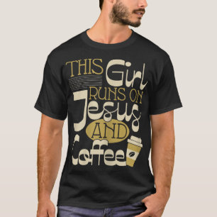 Camiseta Esta Garota Funciona Com Jesus E Café - Rel Cristã