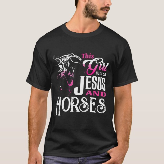 Camiseta Esta Garota Funciona Com Jesus E Cavalos A Cavalos (Frente)