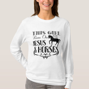 Camiseta Esta Garota Funciona Com Jesus E Cavalos - Cavalos