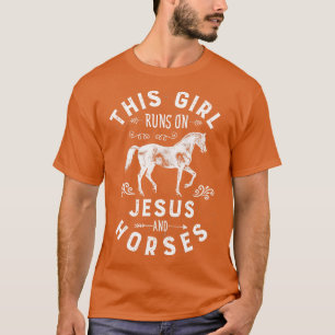 Camiseta Esta Garota Funciona Com Jesus E Cavalos Cavalos A