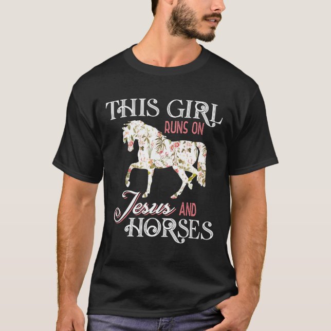 Camiseta Esta Garota Funciona Com Jesus E Cavalos, Com A Ra (Frente)