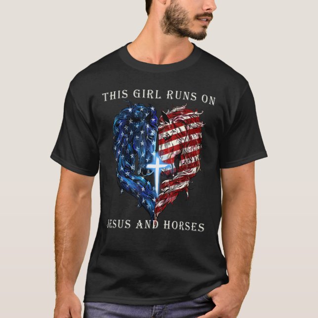 Camiseta Esta Garota Funciona Com Jesus E Cavalos Coração D (Frente)