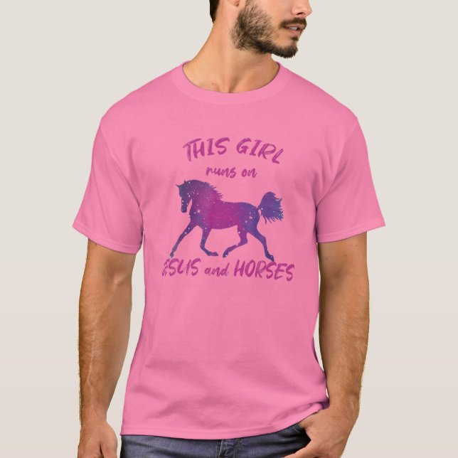 Camiseta Esta Garota Funciona Com Jesus E Cavalos Correndo  (Frente)