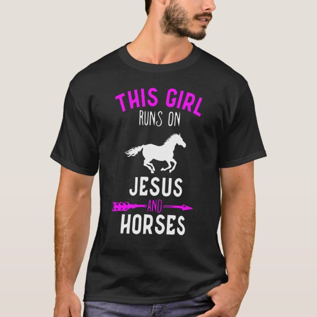 Camiseta Esta Garota Funciona Com Jesus E Cavalos Correndo (Frente)