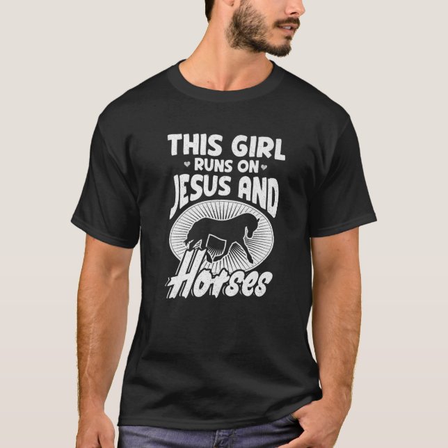 Camiseta Esta Garota Funciona Com Jesus E Cavalos | Ho Eque (Frente)