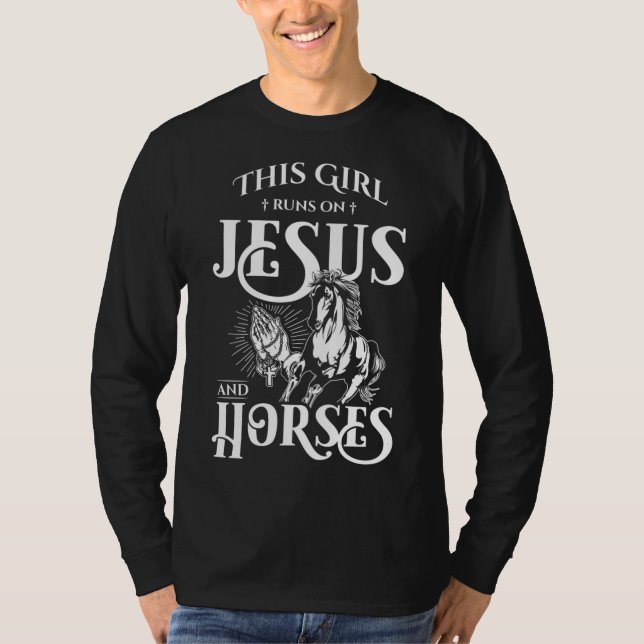 Camiseta Esta Garota Funciona Com Jesus E Cavalos - Sobretu (Frente)